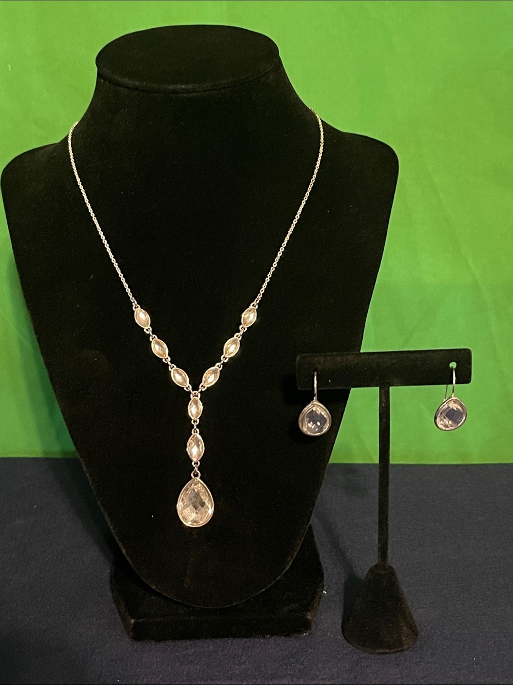 Avon  faceted  “Y” Silver Teardrop Necklace and Earrings Set (clear)